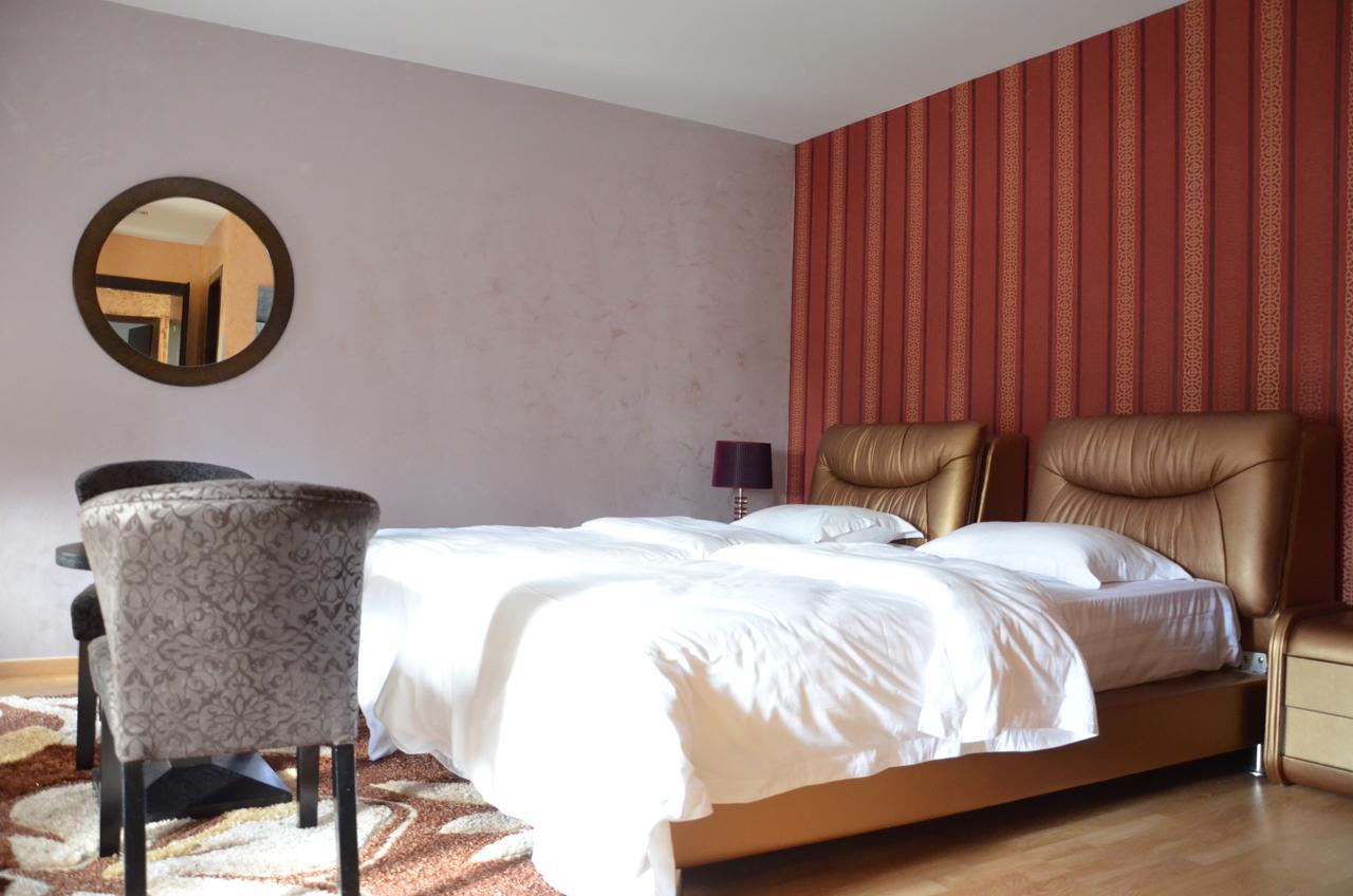Johnny Hotel